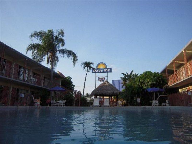 Days Inn By Wyndham West Palm Beach Buitenkant foto