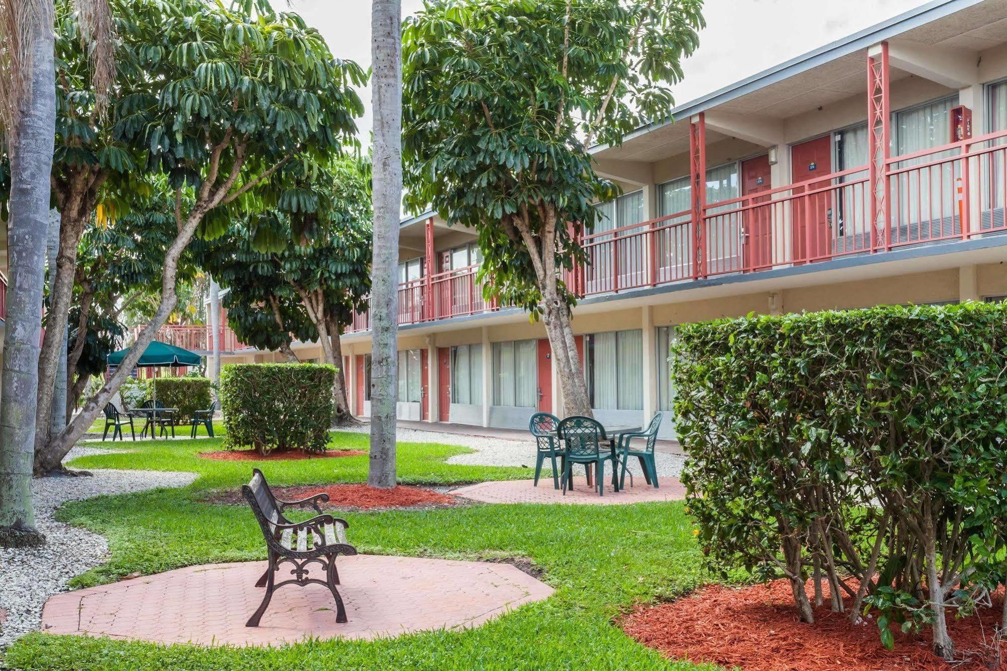 Days Inn By Wyndham West Palm Beach Buitenkant foto