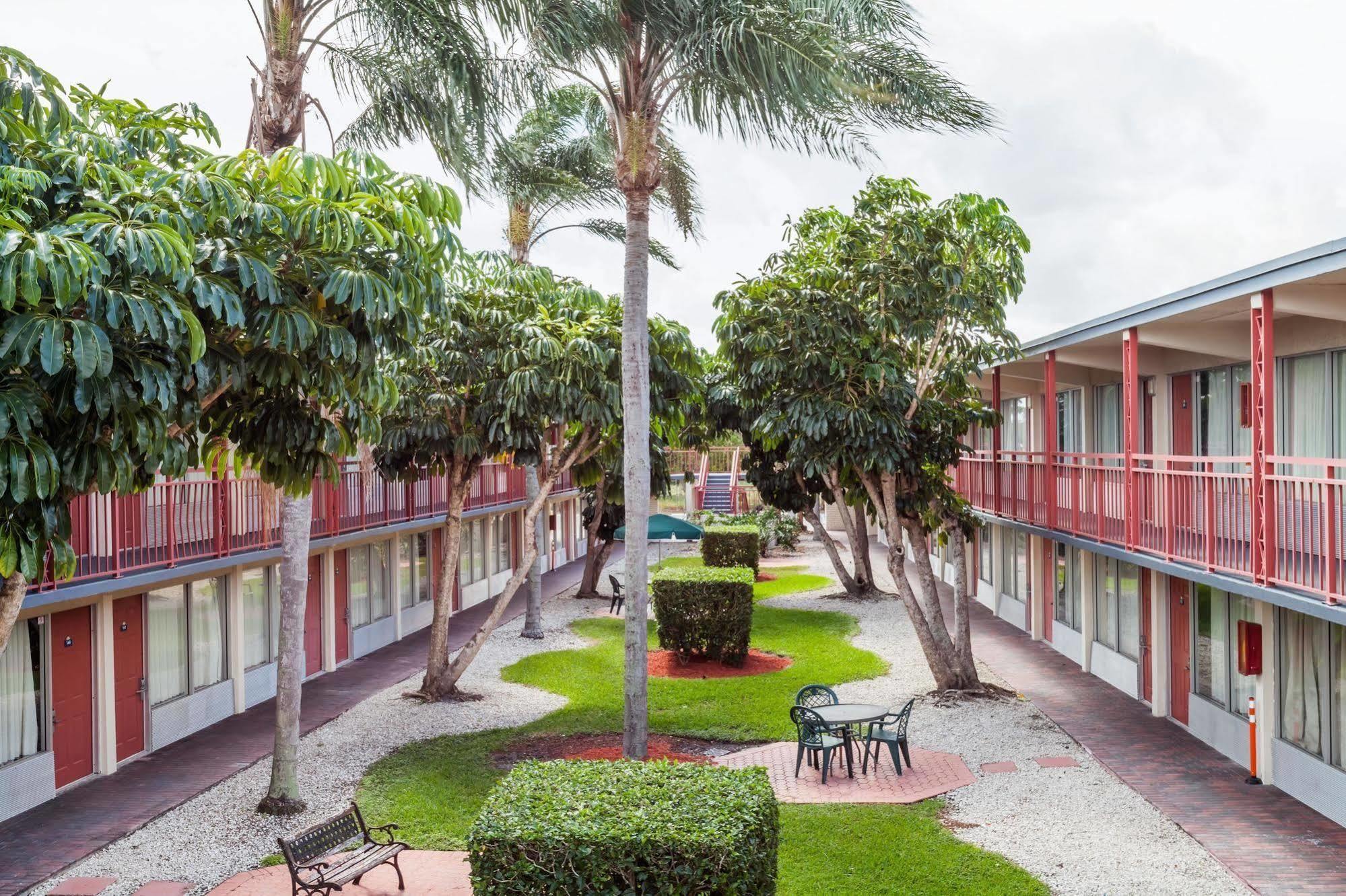 Days Inn By Wyndham West Palm Beach Buitenkant foto