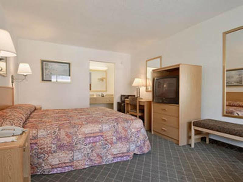 Days Inn By Wyndham West Palm Beach Buitenkant foto