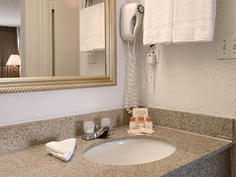 Days Inn By Wyndham West Palm Beach Buitenkant foto