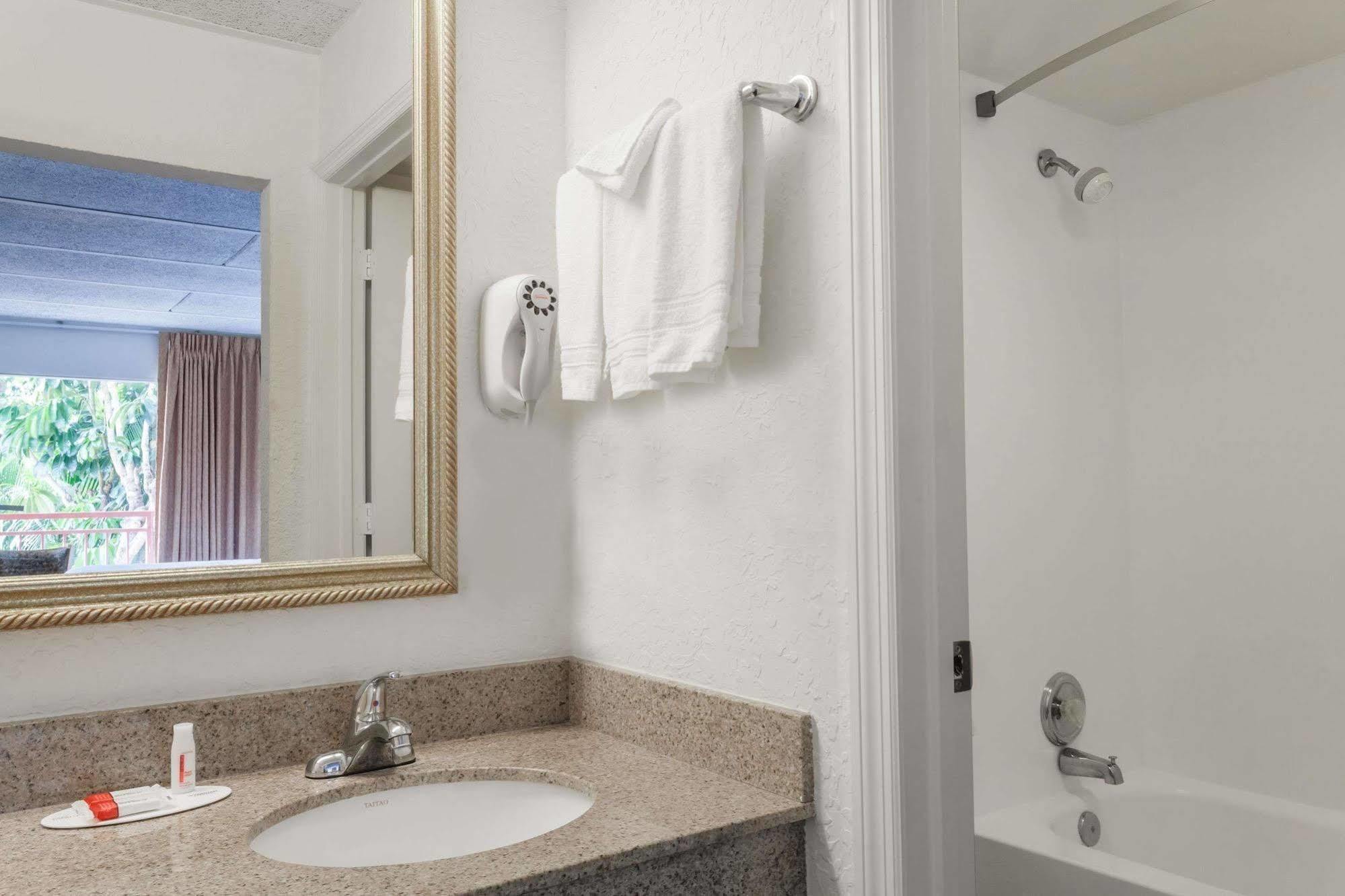 Days Inn By Wyndham West Palm Beach Buitenkant foto