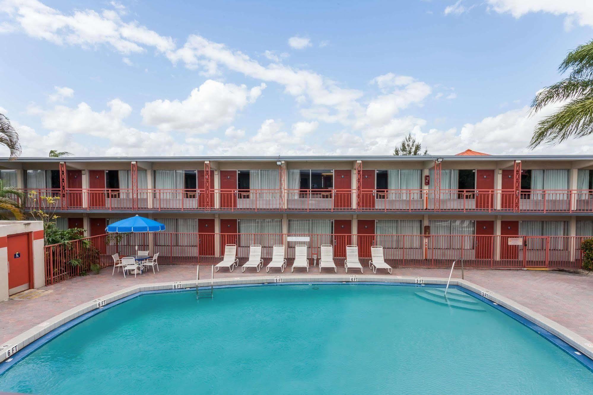 Days Inn By Wyndham West Palm Beach Buitenkant foto