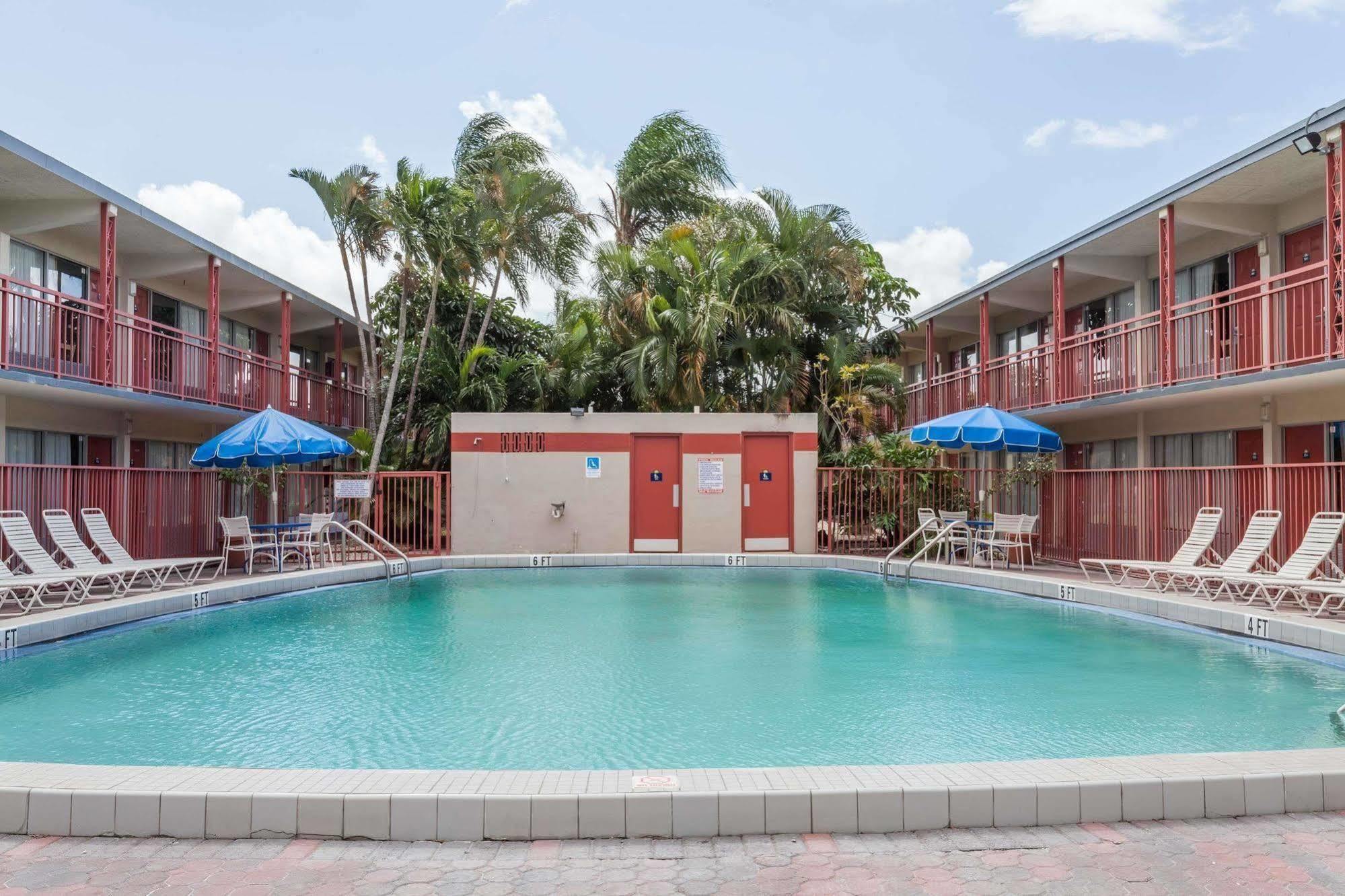 Days Inn By Wyndham West Palm Beach Buitenkant foto