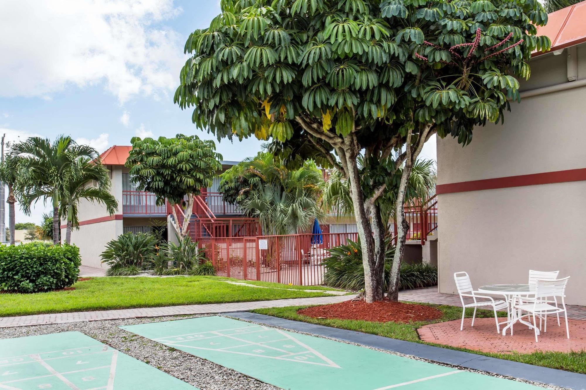Days Inn By Wyndham West Palm Beach Buitenkant foto