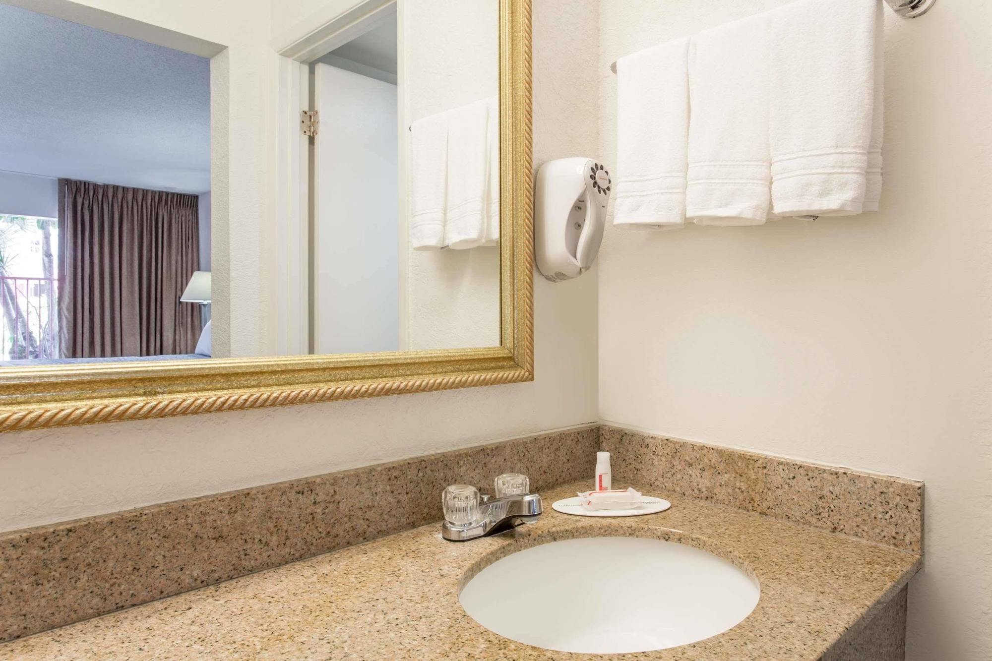 Days Inn By Wyndham West Palm Beach Buitenkant foto