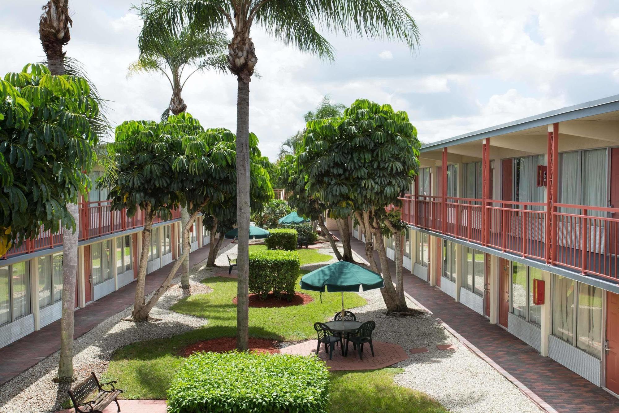 Days Inn By Wyndham West Palm Beach Buitenkant foto