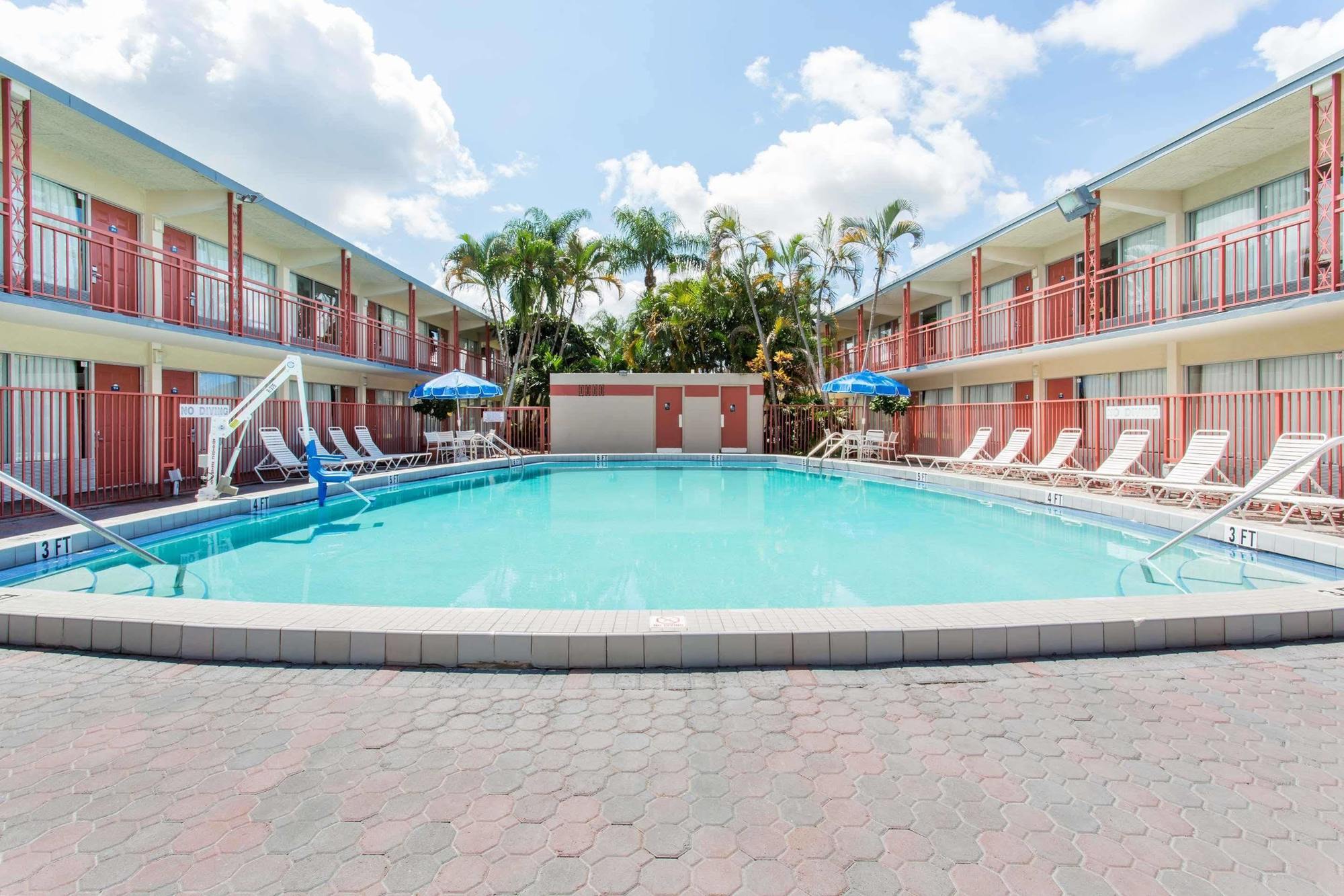 Days Inn By Wyndham West Palm Beach Buitenkant foto